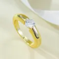 Vergulde 925 zilveren ring met een prachtig fonkelende 5 mm zirkonia steen in close-up - Maat 5 / Ring met witte zirkonia / Goudtint