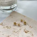 Minimalistische goldene Kugel Ohrstecker Detailaufnahme, elegantes kleines Design Damen. - Runde Perlen-Ohrstecker (E334) / 925er Silber / Gold
