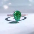 Primo piano dettagliato di un elegante anello con gemma verde taglio a pera e zirconi brillanti. - n.5 / Stile Strass Verde Taglio Pera (R457) / Verde