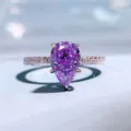 Primo piano dettagliato di un elegante anello con zirconia viola a goccia e pavé luminoso. - n.5 / Stile Strass Viola Taglio Pera (R457) / Viola