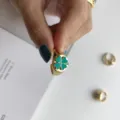 Goldener Siegelring mit grünem Emaille vierblättrigem Kleeblatt, verstellbarer Fingerschmuck. - Offen Verstelbar / Kleeblatt-Stil (K694) / Gold