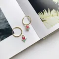 Schicke goldene Creolen mit lebendigen rosa-grünen Emaille-Tulpen-Anhängern, Detailansicht. - 925er Silber / Rosa Grüne Tulpe Ohrstecker (E286)
