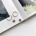 Goldfarbene Creolen mit blauen Emaille Schmetterling Anhängern, elegante Schmuck Set für Damen. - 925er Silber / Blauer Schmetterling Ohrstecker (E287)