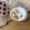 Goldene S925 Silber Gänseblümchen Emaillierter Ring Hauptansicht, elegantes Schmuckstück - Offen Verstelbar / Gänseblümchen-Stil (K695) / Gold