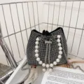 Λεπτομερής όψη μαύρης τσάντας με στρας, λαβή από μαργαριτάρια και αλυσίδα για γυναίκες. - Στυλ Λευκό Μαργαριτάρι