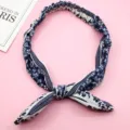 Primer plano detallado de la diadema de gasa floral azul y blanca con un lindo diseño de lazo. - 7# Azul Marino Floral Clásico