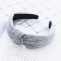 Graues Stoff-Haarband mit verdrehtem Knoten-Design, weich und bequem für den Alltag und Waschen. - Hellgrau