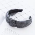 Dunkelgraues Stoffstirnband mit Knoten-Design, weich, bequem und stilvoll für den Alltag. - Dunkelgrau
