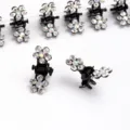 Petite pince à cheveux fleur strass, base en métal noir avec cristaux scintillants variante - Argent