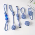Detailansicht des Hunde Kauseil Spielzeug Sets, mit blau-weißen geflochtenen Knotendesigns. - 6-teiliges Set Nr.2 (590g)