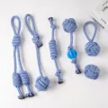 Detailansicht von blau-weißen geflochtenen Baumwollseil-Hundekauspielzeug, Haustierzubehör. - 6-teiliges Set Nr.1 (615g)