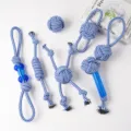 Detailansicht von blau-weißen geflochtenen Baumwollseil-Hundespielzeugen für das Zahnen. - 7-teiliges Set (730g)