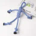 Nahaufnahme eines blau-weißen Baumwollseil-Knotenspielzeugs für Hunde mit robuster Textur. - Knotenfigur Stil (110g 36cm)