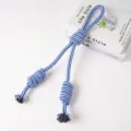 Nahaufnahme des blau-weiß gestreiften Baumwoll-Kau-Seilspielzeugs für Hunde mit Knoten. - Doppelgriff-Knotenseil Stil (102g 45cm)
