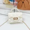 Kleine witte jelly schoudertas met parelhandvat en trendy gouden ketting voor dames. - Wit