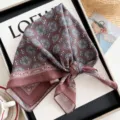 Retro bordeauxrode katoenen vierkante sjaal, vintage bandana en chique haaraccessoire. - Kruis Medaille - Koffie & Wit