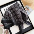 Vintage geometrisch patroon vierkante sjaal voor dames, elegante retro halsdoek. - Kruis Medaille - Zwart & Rood