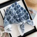 Blauwe en witte bedrukte katoenmix vierkante sjaal vintage bloemen bandana voor dames. - Kruis Medaille - Blauw & Wit