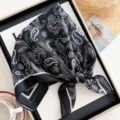 Zwarte paisley vierkante sjaal vintage bandana stijlvolle halsdoek voor dames lente. - Groot Paisley - Zwart