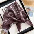 Retro bordeaux bloemen katoen linnen vierkante hoofdsjaal, vintage paisley bandana voor vrouwen. - Wijnstok Paisley - Koffie