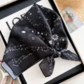 Elegante zwarte paisley print vierkante sjaal voor dames, lichtgewicht vintage modehoofddoek. - Klein Blad Paisley - Zwart