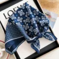 Elegante blauwe bedrukte vierkante sjaal voor vrouwen, een prachtig modeaccessoire. - Kleine Kersenbloesem - Blauw & Wit