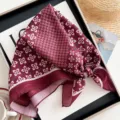 Bordeaux vintage bloemen katoen linnen vierkante sjaal, retro geprinte hoofddoek voor dames. - Kleine Kersenbloesem - Rood