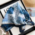 Blauwe bloemen katoen linnen bandana vierkante sjaal vintage stijl halsdoek voor dames - Madeliefje Paisley - Blauw & Wit