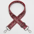 Vue détaillée de la large sangle de sac jacquard ethnique rouge avec crochets en métal. - Style 1044 Fermoir Fusil