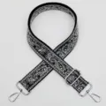 Gros plan détaillé de la sangle de sac de rechange à motif cachemire noir et blanc avec mousquetons. - Style 1045 Fermoir Argenté