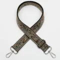 Vue détaillée de la large sangle de sac en jacquard avec boucles métalliques et fermoirs. - Style 1049 Fermoir Fusil