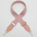 Bandoulière de sac tissée rose avec quincaillerie dorée réglable, sangle croisée large. - No. 1169
