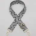 Correa de bolso de repuesto ajustable en patron chevron negro y gris con herrajes dorados. - Estilo 590 Gancho Dorado