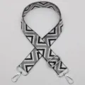 Correa de bolso de repuesto ancha y ajustable con patrón de cheurón en blanco y negro. - Estilo 590 Gancho Plateado