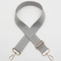 Sangle de sac large grise avec quincaillerie dorée, bandoulière réglable à motif chevron. - Gris (No. 833)