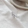 Nahaufnahme Detailansicht des minimalistischen silbernen Schmetterlingsrings mit Zirkon. - Offen Verstelbar / Schmetterling Strass Stil (K382) / Weißgold