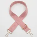 Courroie de sac tissée rose avec motif chevron et ferrures en métal doré élégantes. - Rose (No. 839)