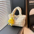 Bolso de mano blanco arrugado de burbujas para mujer, bolso informal con colgante de peluche. - Blanco con Colgante