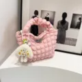 Bolso de mano arrugado rosa con lindo colgante de seta estilo estético casual. - Rosa Con Adorno