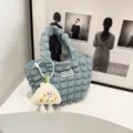 Bolsa de mano con textura de burbujas arrugadas para mujer, elegante bolso compacto con colgante. - Azul con Colgante
