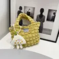 Bolso de mano burbuja arrugado amarillo con bonito dije de felpa, bolso plisado de nailon. - Amarillo con Colgante de Nube