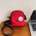 Sac bandoulière rouge en toile pour femme, petit sac porté épaule mignon avec sangle et badge. - Rouge