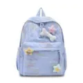 Sac à dos matelassé bleu clair avec broderie colorée et pendentifs en peluche cutes. - Bleu
