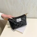 Bolsa de maquillaje acolchada negra con patrón de rombos, cierre de cremallera y parche. - Negro