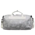 Sac de voyage imprimé gris avec poignée en cuir blanc et bandoulière pour sport et fitness. - Argent