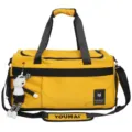Κίτρινη και μαύρη ταξιδιωτική τσάντα duffel με ιμάντα ώμου και χαριτωμένο μπρελόκ κούκλα. - Κίτρινο με μενταγιόν