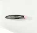 Vue détaillée d'une barrette noire en métal ornée d'un charmant cœur rose pour les coiffures. - Noir Avec Cœur Violet