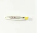Vue détaillée d'une jolie pince à cheveux blanche avec un pendentif cœur jaune brillant. - Blanc avec Cœur Jaune