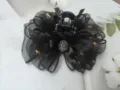 Gros plan sur la pince à cheveux en résille noire avec pois dorés et centre scintillant. - 8cm / Noir