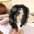 Primer plano detalle de diadema de encaje negro con flores de pedrería, elegante. - Diadema Floral (B616) / Negro